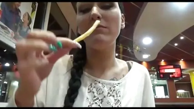 ผู้หญิงสองคนให้ blowjob ลึกสุดคอให้กับคู่หูของเงี่ยน วีดีโอ หนัง โป้