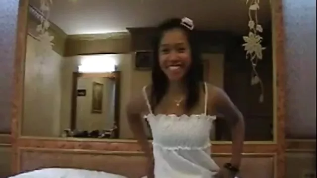 busty หรูหรา เอเชีย bimbo undresses แล้ว สูบบุหรี่ วีดีโอ การ์ตูน โป้ บ cam