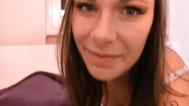 สีน้ำตาลในกรง Chanel Preston ให้บริการเพื่อนที่มีเขาสองคนที่ระดับสูงสุด วี ดี โป๊